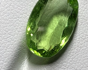 Pierre naturelle péridot de 5,825 carats | Gemme verte ovale à facettes