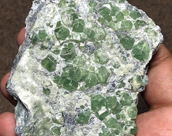 Naturlig demantoid granat • Rå grön kristallkluster i matris