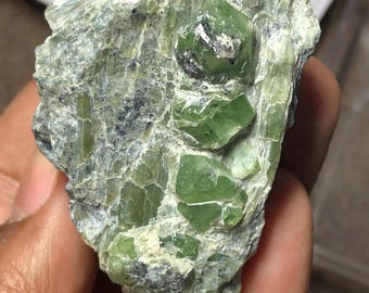 Grön demantoid granatkristall i matris | Naturligt granatprov