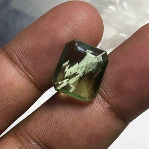 Pierre naturelle de péridot de 10,33 carats - Péridot vert taille émeraude - Péridot rutile