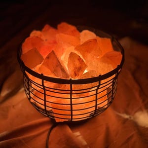 Lámpara de sal rosa del Himalaya / Cesta de hierro, decoración artesanal para el bienestar
