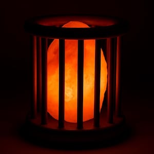 Himalaya-Salz-Lampe mit Holzringkorb-Basis - 100% Original Himalaya-Rosasalz 3-4 Kg Natur - Luftreiniger & Stimmungslicht-Dekor