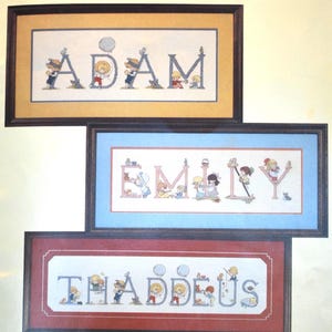 Bordado de punto de cruz con letras del alfabeto infantil, letras decoradas personalizadas, hecho a mano por encargo, montaje en contrachapado de vellón