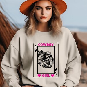 Amerykańska kowbojka,konie kowbojskie,dziewczyna grająca w karty,dziewczyna grająca w asa kier,karty do pokera,kowbojka z Dzikiego Zachodu,kowbojka w kapeluszu,prezent dla niego,prezent dla dziewczyny