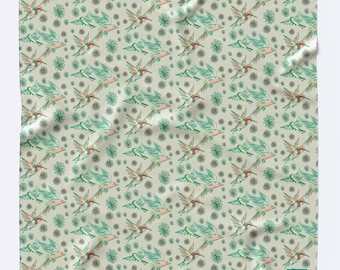 Pañuelo de seda verde de tamaño mediano. Diseño de autor. Hecho en España. Suave y lujoso.