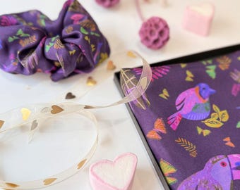 Pañuelo de seda morado y coletero de seda. Arte natural hecho en España.