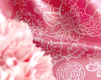 Pañuelo cuadrado de seda rosa con flores. Diseñado a mano y confeccionado artesanalmente en España.