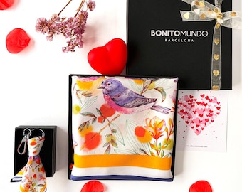 Pañuelo de seda grande para mujer con detalle para bolso. Diseño artesanal.