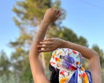 Pañuelo de seda grande y lujoso, ideal para regalar a mujer. Estampado de pájaros y flores morados pintados a mano.