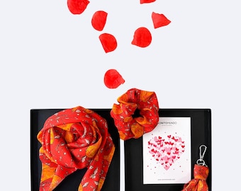 Set de regalo de pañuelo de seda Mulberry – Pañuelo Red Birds, coletero y colgante, Hecho en España