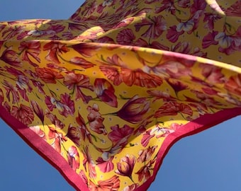 Pañuelo de seda floral / Estampado botánico dibujado a mano, Hecho en España