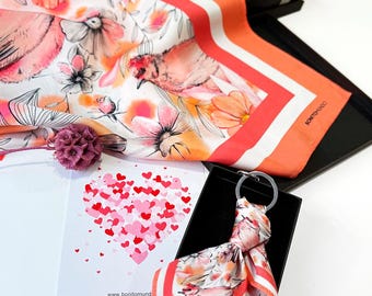Conjunto de pañuelo de seda color salmón con dije. Incluye elegante caja. Listo para regalar.
