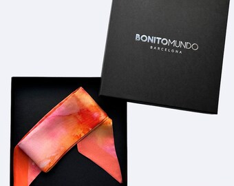 Pañuelo fino de seda con acuarela – Naranja y rosa, hecho a mano en España