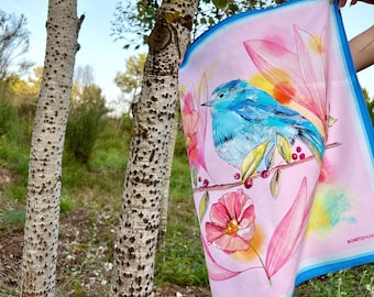 Pañuelo pequeño de seda. Diseño rosa y azul inspirado en la naturaleza, elaborado artesanalmente.