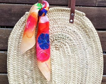 Pañuelo pequeño de pura seda. Colorido y estampado a partir de un diseño de acuarela pintado a mano.