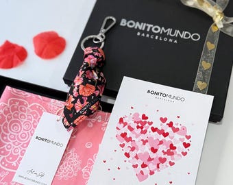 Set de regalo de seda. Accesorios rosas, bufanda y colgante de seda con diseño floral hecho a mano.