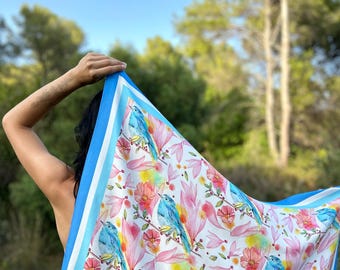 Pañuelo de seda grande original con pájaros y flores. Arte hecho en España.