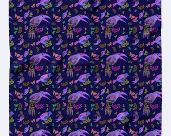 Pañuelo de seda artesanal con diseño de tucán morado, pájaros y flores. Listo para regalar.
