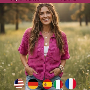 Könnte beinhalten: Eine Frau trägt ein hellrosa, kurzärmeliges Häkelhemd mit zwei Vordertaschen. Das Hemd ist zugeknöpft und wird über einem weißen Oberteil getragen. Das Bild enthält den Text "Digital Pattern" und "Pdf File".