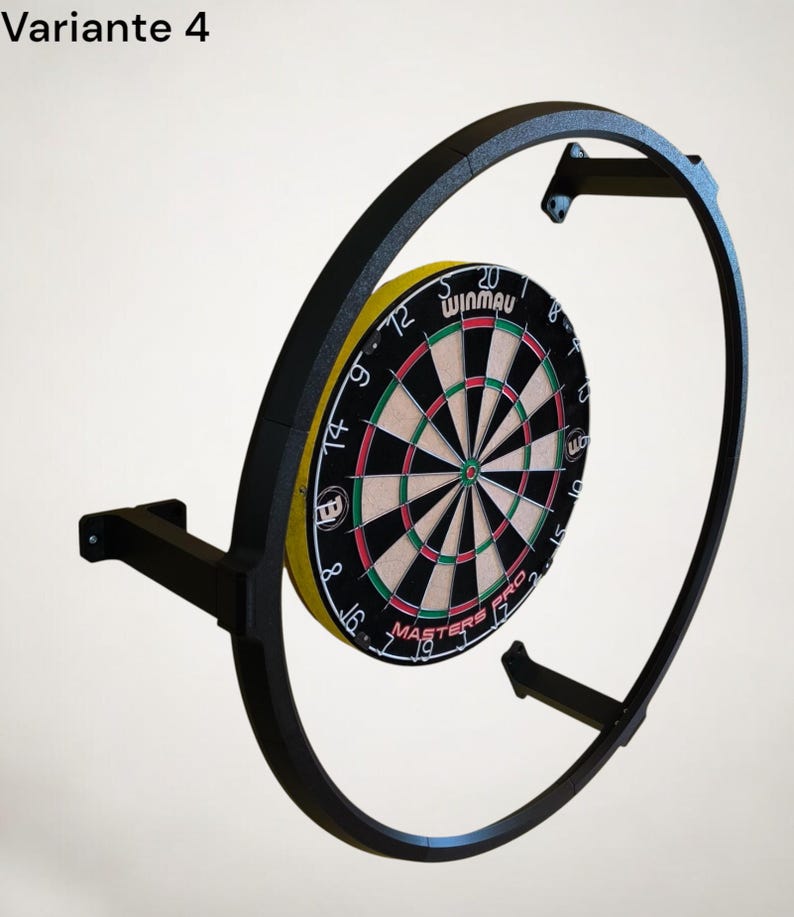 K&ouml;nnte beinhalten: Ein schwarzer Dartscheibenrahmen aus Metall mit einer Winmau Masters Pro Dartscheibe. Die Dartscheibe hat einen schwarzen Hintergrund mit roten, gr&uuml;nen und wei&szlig;en Details. Der Rahmen ist kreisf&ouml;rmig und an der Wand montiert.