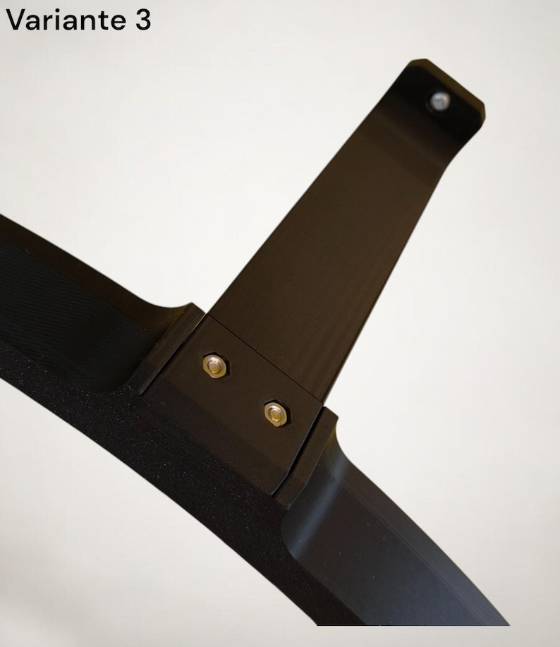 K&ouml;nnte beinhalten: Eine schwarze, abgewinkelte Komponente mit dem Text "Variante 3" in der oberen linken Ecke. Die Komponente besteht aus einem mattschwarzen Material und wird mit silbernen Schrauben zusammengehalten. Das Design scheint Teil einer gr&ouml;&szlig;eren Struktur zu sein.