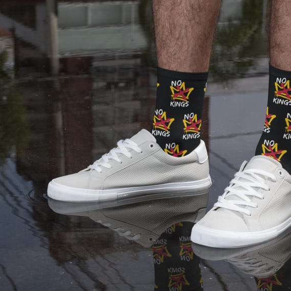 No Kings Statement Socks: Eco-Friendly Urban Style (Black)