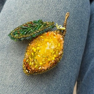 Handmade Lemon Beaded Brooch – Yellow Fruit Pin with Leaf | Seed Bead Embroidery Jewelry | Citrus Accessory | Gift for Her | Summer Style