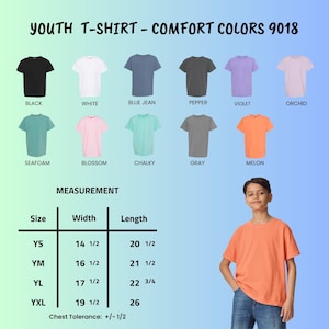 Peut inclure: Un t-shirt pour jeunes de couleur orange est pr&eacute;sent&eacute;, avec un nuancier et un guide des tailles. Le nuancier comprend des couleurs comme le noir, le blanc, bleu jean, poivre, violet, orchid&eacute;e, vert d'eau, fleur, craie et gris. Les mesures sont en cm.