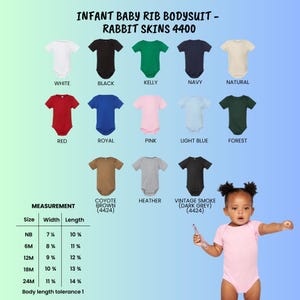 Peut inclure: Plusieurs bodies pour b&eacute;b&eacute;s de diff&eacute;rentes couleurs, dont blanc, noir et rouge. L'image pr&eacute;sente un tableau des tailles avec des mesures en centim&egrave;tres et un enfant portant un body rose. Le texte indique "INFANT BABY RIB BODYSUIT - RABBIT SKINS 4400".