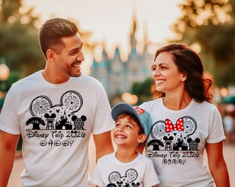 Pode incluir: Três pessoas vestindo camisetas brancas combinando com um design gráfico preto. O design inclui orelhas do Mickey, fogos de artifício e um castelo. As camisas dizem "Disney Trip 2026" e "Pai", "Mãe" e "Noah".