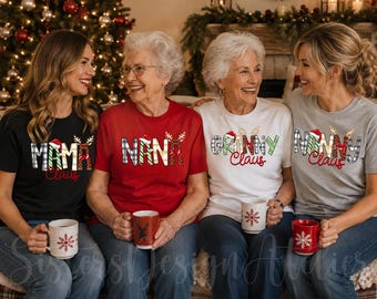Pode incluir: Quatro t-shirts com gráficos festivos de Natal. As camisas apresentam as palavras Mama Claus, Nana Claus, Granny Claus e Nanny Claus em padrões xadrez e listrados com chifres de rena e gorros de Pai Natal, combinadas com calças de ganga.