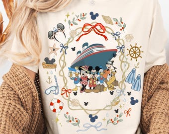 Pode incluir: Camiseta creme com um navio de cruzeiro e personagens da Disney, incluindo Mickey e Minnie Mouse, Pato Donald e Margarida e Pateta. O design é cercado por elementos náuticos como conchas, âncoras e um salva-vidas.
