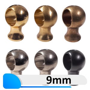 Puede incluir: Seis tapones de extremo de metal en diferentes acabados: oro, latón, plata, níquel y negro. Cada tapón tiene un agujero de 9 mm de diámetro y una parte superior redondeada. Los tapones tienen un diámetro de 9 mm.