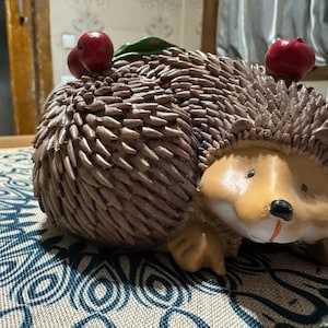 Adorable Hedgehog Figurine with Apples – Cozy Woodland Decor – Handmade Rustic Ornament – Cute Nature-Inspired Gift