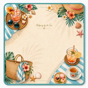 Puede incluir: Ilustraci&oacute;n con tem&aacute;tica de playa con el texto "Mahjong by the Sea". La imagen presenta un sombrero de paja, un bolso de mano tejido, bebidas y postres. Flores tropicales, conchas marinas y una toalla a rayas azules y blancas completan la escena.