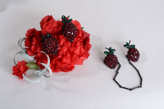 Vintage 1950s Warner Strawberry Brooch - Red Sweat