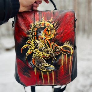 Schwarze Ledertasche mit handbemaltem Goldskorpion ist ein unglaubliches Accessoire für Frauen, das beste Geschenk für sie