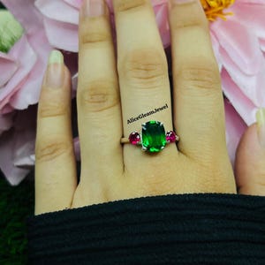 Smaragd und Rubin Sterlingsilber Ring: Drei Stein Jubiläum Design