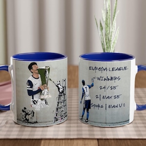 Caneca com a imagem do Tottenham Hotspur, vencedor da Liga Europa 24/25, grafite inspirado em Banksy, comemora a vitória sobre o Manchester United