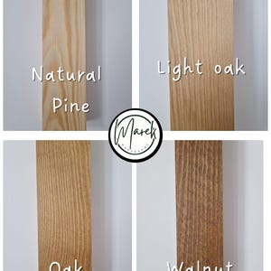Puede incluir: Cuatro muestras de madera que muestran diferentes acabados de madera: pino natural, roble claro, roble y nogal.