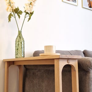 Könnte beinhalten: Ein Satz von drei Keramik-Nisttöpfen in verschiedenen Größen. Die Schalen haben eine gesprenkelte, matte Oberfläche in Creme-, Hellgrau- und Dunkelgrautönen. Jede Schüssel ist abgerundet mit einem leicht ausgestellten Rand.