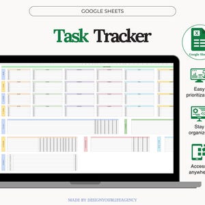 Może przedstawiać: Laptop z szablonem śledzenia zadań Google Sheets. Ekran wyświetla układ siatki z sekcjami oznaczonymi kolorami i tekstem "Task Tracker" w kolorze zielonym. Ikony i tekst wskazują funkcje, takie jak łatwe ustalanie priorytetów i dostęp z dowolnego miejsca.
