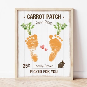 Może przedstawiać: Oprawiony wydruk o rustykalnym designie. Grafika przedstawia pomarańczowe odciski stóp z zielonymi liśćmi marchwi, dwa małe czerwone serca i brązową sylwetkę królika. Tekst zawiera "Carrot Patch", "Farm Fresh" i "Picked for You".