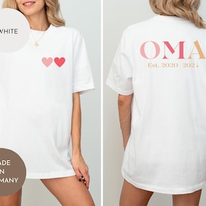 Oma T-Shirt personalisiert mit Jahreszahl, Damen Shirt “Oma” mit Datum, personalisiertes Geschenk für Großmütter, Oma Shirt mit Herzmotiv und Jahr, individuelles Oma T-Shirt mit Datum, personalisiertes Muttertagsgeschenk für Oma, Großmutter Shirt mit Herzen und Jahreszahl, personalisiertes Damen T-Shirt “Oma”, Geschenk für Oma mit individueller Jahreszahl, personalisierbares Shirt für Großmütter mit Datum, Oma T-Shirt mit Herzen und Jahr, personalisiertes Sweatshirt für Oma mit Datum