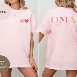 Oma T-Shirt personalisiert mit Jahreszahl, Damen Shirt “Oma” mit Datum, personalisiertes Geschenk für Großmütter, Oma Shirt mit Herzmotiv und Jahr, individuelles Oma T-Shirt mit Datum, personalisiertes Muttertagsgeschenk für Oma, Großmutter Shirt mit Herzen und Jahreszahl, personalisiertes Damen T-Shirt “Oma”, Geschenk für Oma mit individueller Jahreszahl, personalisierbares Shirt für Großmütter mit Datum, Oma T-Shirt mit Herzen und Jahr, personalisiertes Sweatshirt für Oma mit Datum