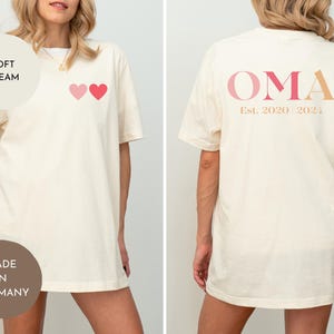 Oma T-Shirt personalisiert mit Jahreszahl, Damen Shirt “Oma” mit Datum, personalisiertes Geschenk für Großmütter, Oma Shirt mit Herzmotiv und Jahr, individuelles Oma T-Shirt mit Datum, personalisiertes Muttertagsgeschenk für Oma, Großmutter Shirt mit Herzen und Jahreszahl, personalisiertes Damen T-Shirt “Oma”, Geschenk für Oma mit individueller Jahreszahl, personalisierbares Shirt für Großmütter mit Datum, Oma T-Shirt mit Herzen und Jahr, personalisiertes Sweatshirt für Oma mit Datum