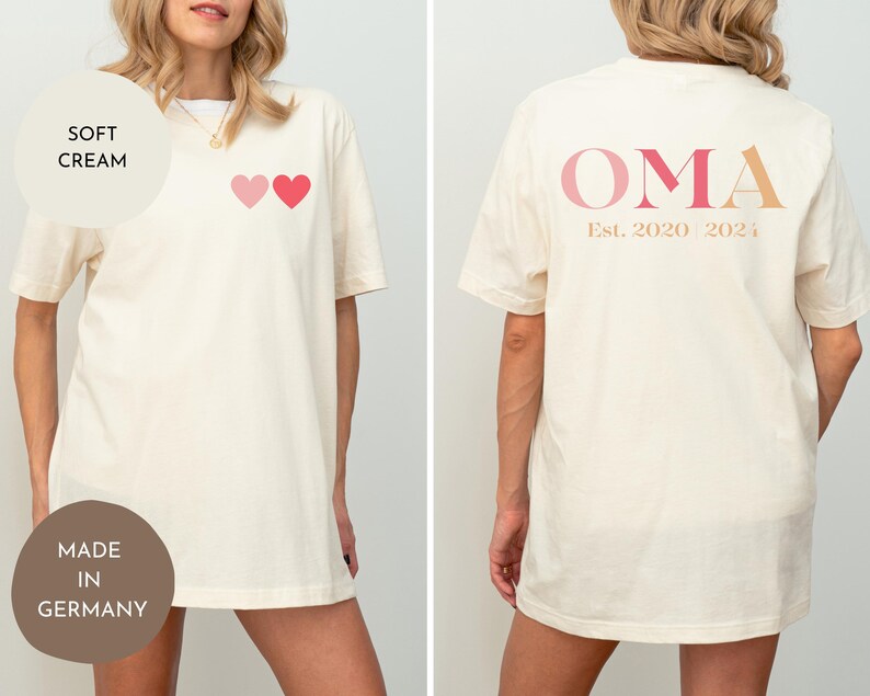 Oma T-Shirt personalisiert mit Jahreszahl, Damen Shirt “Oma” mit Datum, personalisiertes Geschenk für Großmütter, Oma Shirt mit Herzmotiv und Jahr, individuelles Oma T-Shirt mit Datum, personalisiertes Muttertagsgeschenk für Oma, Großmutter Shirt mit Herzen und Jahreszahl, personalisiertes Damen T-Shirt “Oma”, Geschenk für Oma mit individueller Jahreszahl, personalisierbares Shirt für Großmütter mit Datum, Oma T-Shirt mit Herzen und Jahr, personalisiertes Sweatshirt für Oma mit Datum