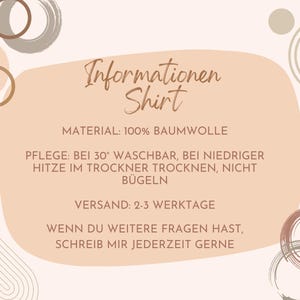 May include: A peach-colored background with brown and beige abstract circles and lines. The text "Informationen Shirt" is in brown text. The text "MATERIAL: 100% BAUMWOLLE" is in brown text. The text "PFLEGE: BEI 30&deg; WASCHBAR, BEI NIEDRIGER HITZE IM TROCKNER TROCKNEN, NICHT B&Uuml;GELN" is in brown text. The text "VERSAND: 2-3 WERKTAGE" is in brown text. The text "WENN DU WEITERE FRAGEN HAST, SCHREIB MIR JEDERZEIT GERNE" is in brown text.