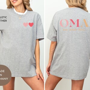 Oma T-Shirt personalisiert mit Jahreszahl, Damen Shirt “Oma” mit Datum, personalisiertes Geschenk für Großmütter, Oma Shirt mit Herzmotiv und Jahr, individuelles Oma T-Shirt mit Datum, personalisiertes Muttertagsgeschenk für Oma, Großmutter Shirt mit Herzen und Jahreszahl, personalisiertes Damen T-Shirt “Oma”, Geschenk für Oma mit individueller Jahreszahl, personalisierbares Shirt für Großmütter mit Datum, Oma T-Shirt mit Herzen und Jahr, personalisiertes Sweatshirt für Oma mit Datum