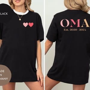 Oma T-Shirt personalisiert mit Jahreszahl, Damen Shirt “Oma” mit Datum, personalisiertes Geschenk für Großmütter, Oma Shirt mit Herzmotiv und Jahr, individuelles Oma T-Shirt mit Datum, personalisiertes Muttertagsgeschenk für Oma, Großmutter Shirt mit Herzen und Jahreszahl, personalisiertes Damen T-Shirt “Oma”, Geschenk für Oma mit individueller Jahreszahl, personalisierbares Shirt für Großmütter mit Datum, Oma T-Shirt mit Herzen und Jahr, personalisiertes Sweatshirt für Oma mit Datum